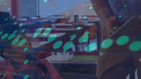교사와 함께 두 인종의 학생을 대상으로 데이터 처리의 애니메이션