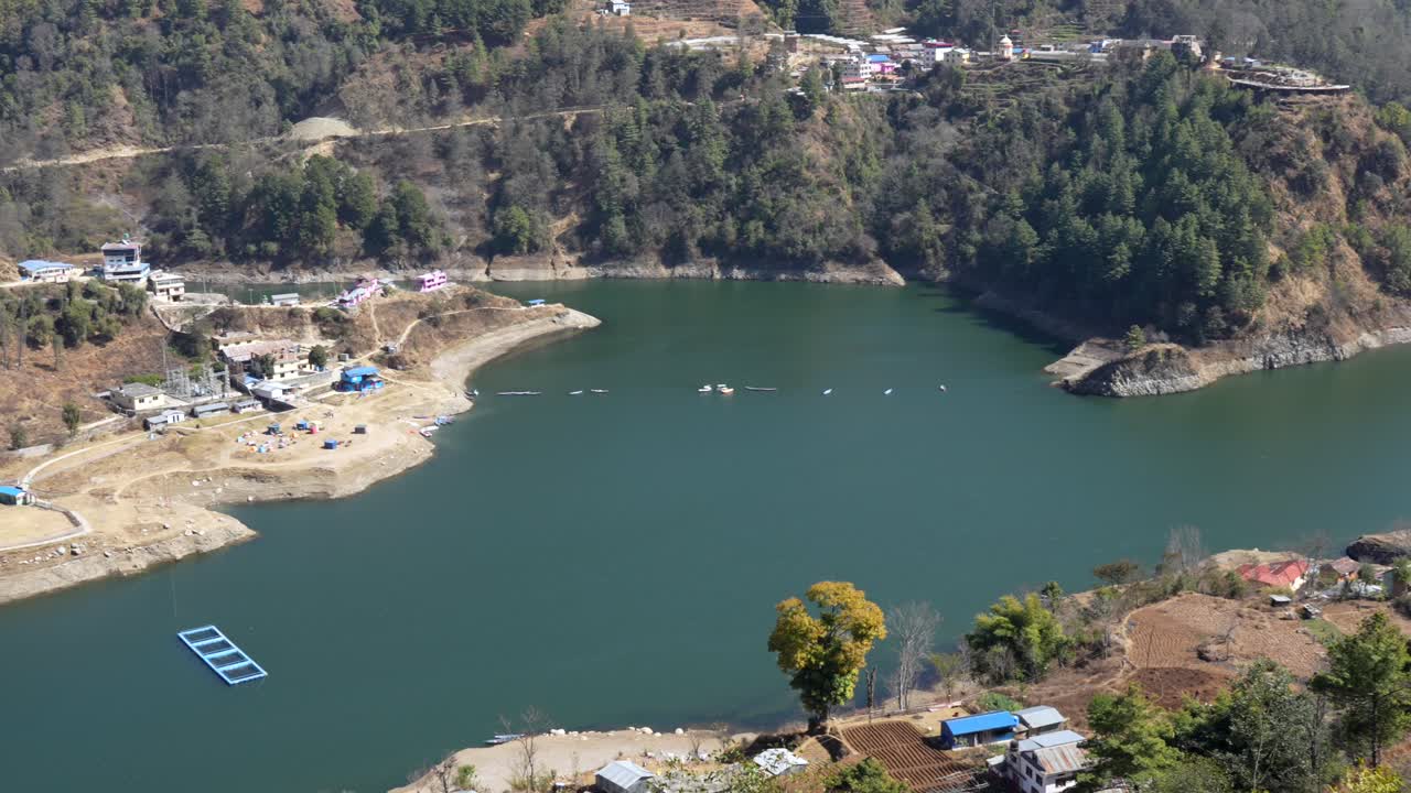 una vista panorámica de alto ángulo del lago kulekhani y las pequeñas ciudades que salpican la costa en nepal