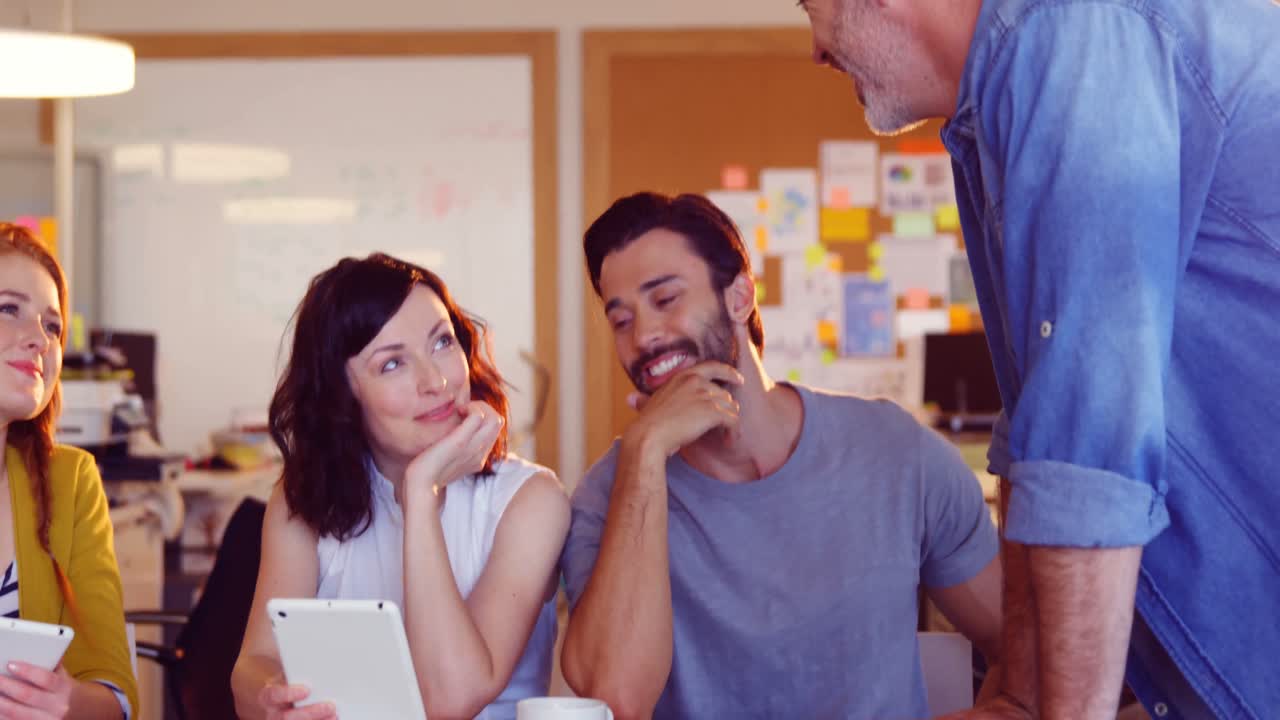 colegas de negocios interactuando entre sí en reuniones