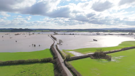 extensiones de tierras de cultivo inundadas por el tono del río, después de fuertes lluvias, drones