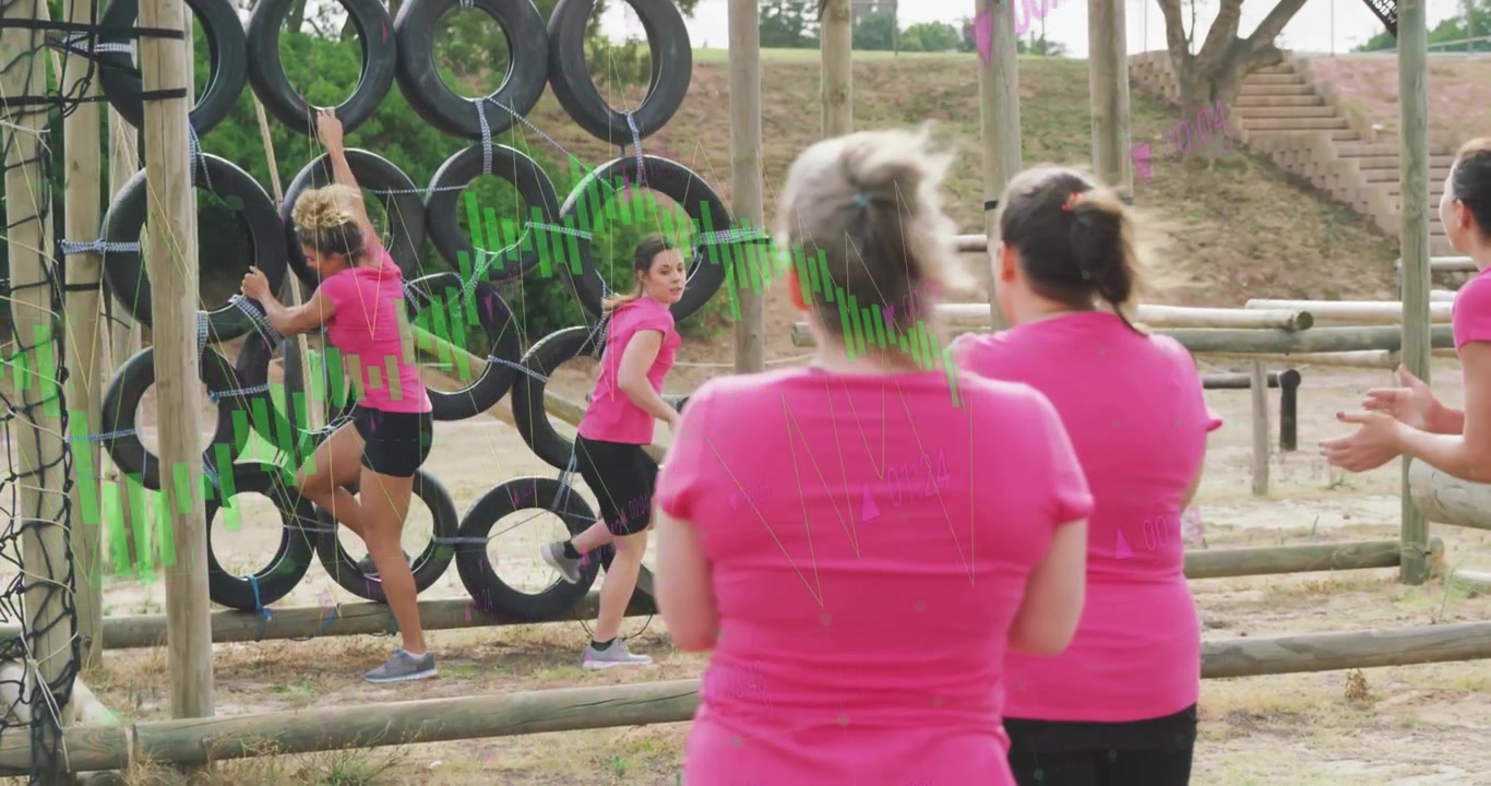 Dos mujeres subiendo y bajando una rejilla vertical de neumáticos después de avanzar para un entrenamiento físico.