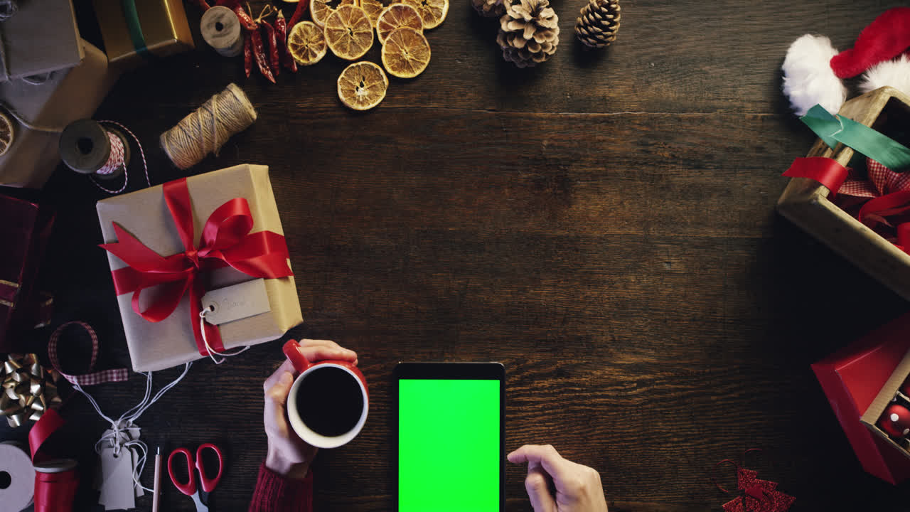 vista superior manos de navidad usando pantalla táctil tableta navidad presenta lista de compras desde arriba - dragón épico rojo