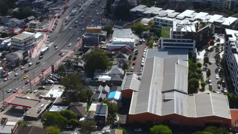 toma aérea de un suburbio ocupado en australia por un puente con tráfico pesado en las carreteras con automóviles y negocios