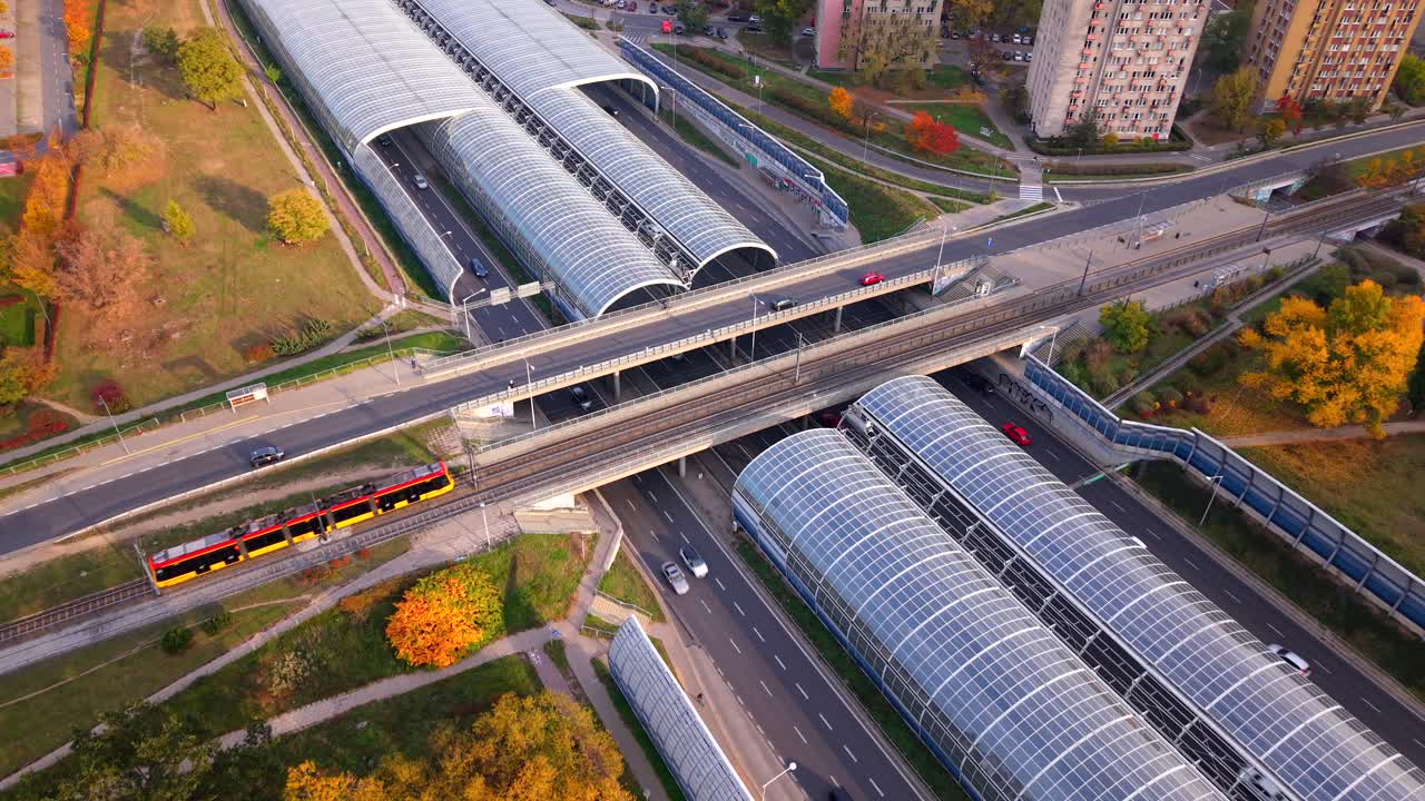 aerial de bonde elétrico atravessando uma ponte, trasa torunska auto-estrada rodovia com telhado de painéis de vidro à prova de som, interseção de estradas, tráfego da cidade de varsóvia