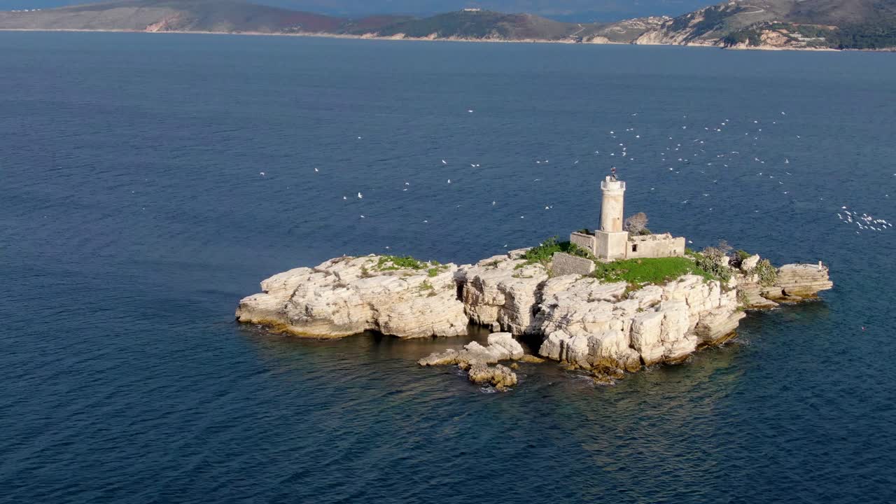 drone aéreo hermosa vista del faro con gaviotas en corfú grecia