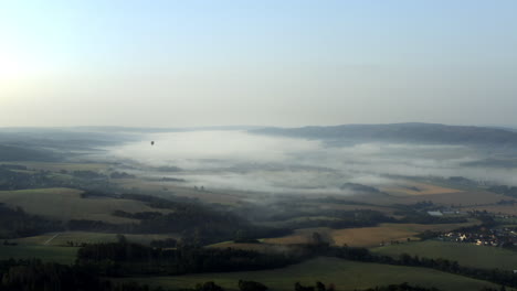 Nube-De-Niebla-Sobre-Un-Campo-De-Campo-En-Chequia,pueblo,otoño