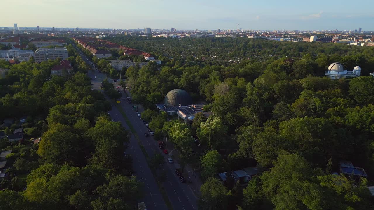 최고의 항공 탑 뷰 비행 베를린 시티 플래네타리움 독일 유럽, 2023년 여름