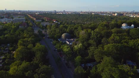 Bester-Luftflug-Von-Oben,-Berlin-City-Planetarium-Deutschland-In-Europa,-Sommertag-2023