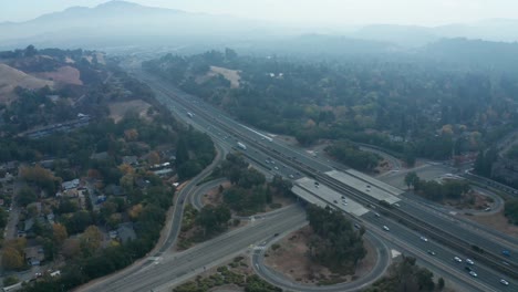 El-Humo-Y-La-Niebla-Cubren-Las-Colinas-De-California-Por-Los-Incendios-Forestales