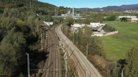 vista de drones del cruce ferroviario en el túnel monte olimpino 2 en la provincia de como, italia, que conecta el tráfico de mercancías entre chiasso en suiza y milán en italia