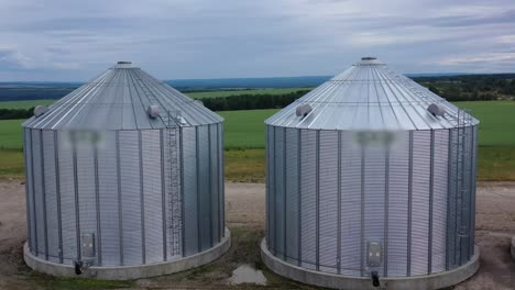 un drone cattura enormi silos di grano nel nord della columbia britannica.