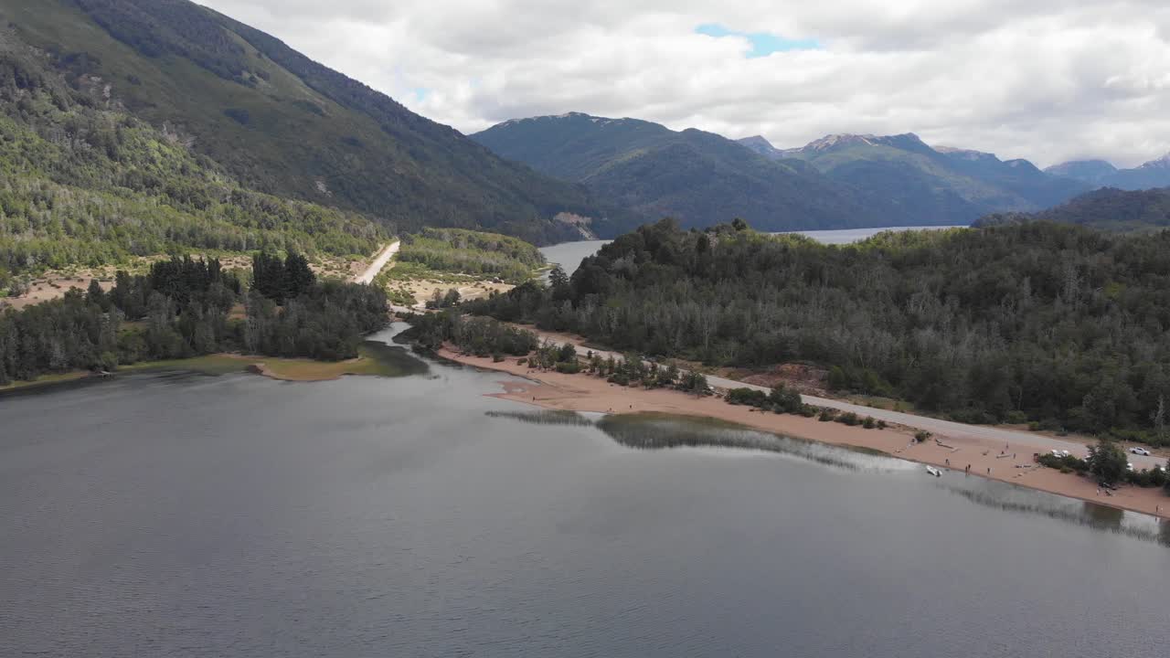 antena desciende a río corto entre falkner y lagos villarino