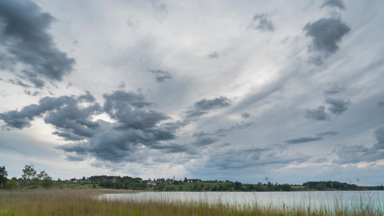se acerca una tormenta en un lago al anochecer en suiza con un hermoso paisaje