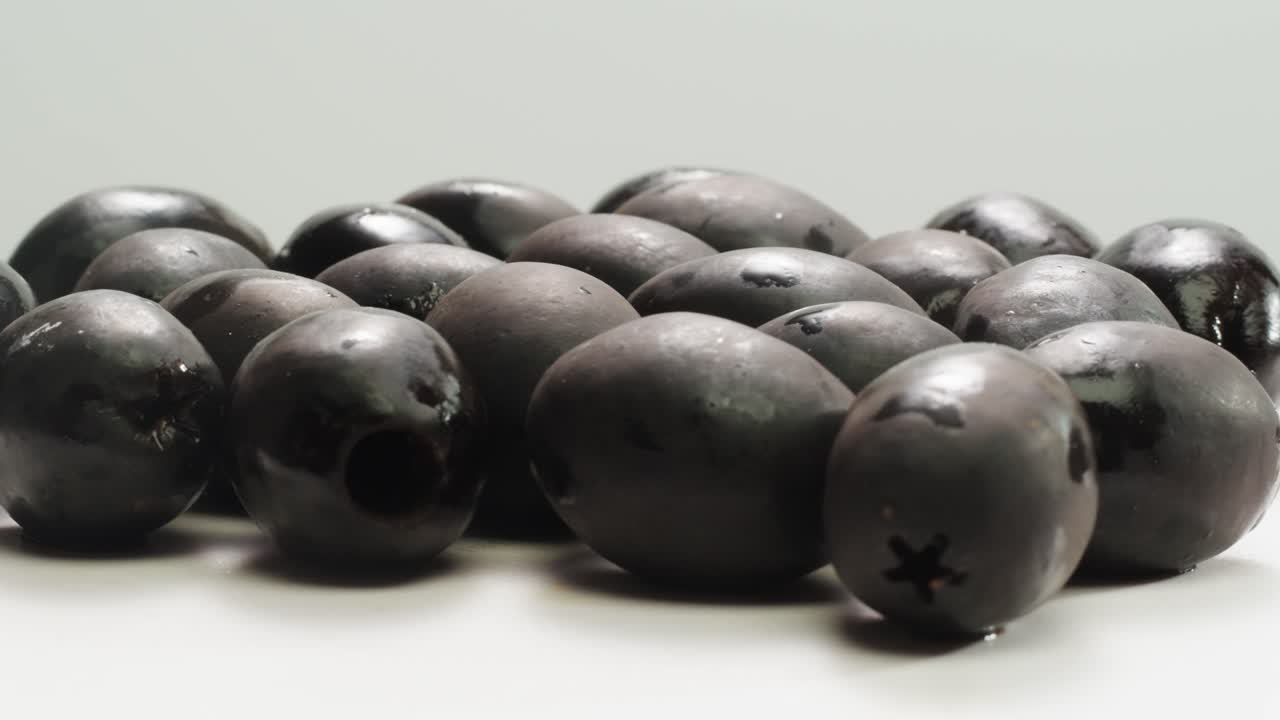 aceitunas verdes redondas en vinagre de grecia como fondo, vista de arriba. imágenes de alta calidad en 4k