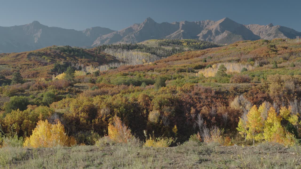 산과 함께 가을 풍경