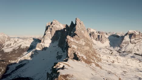 Tiro-De-Dron-Descendente-De-Las-Dolomías-De-La-Cresta-De-Seceda