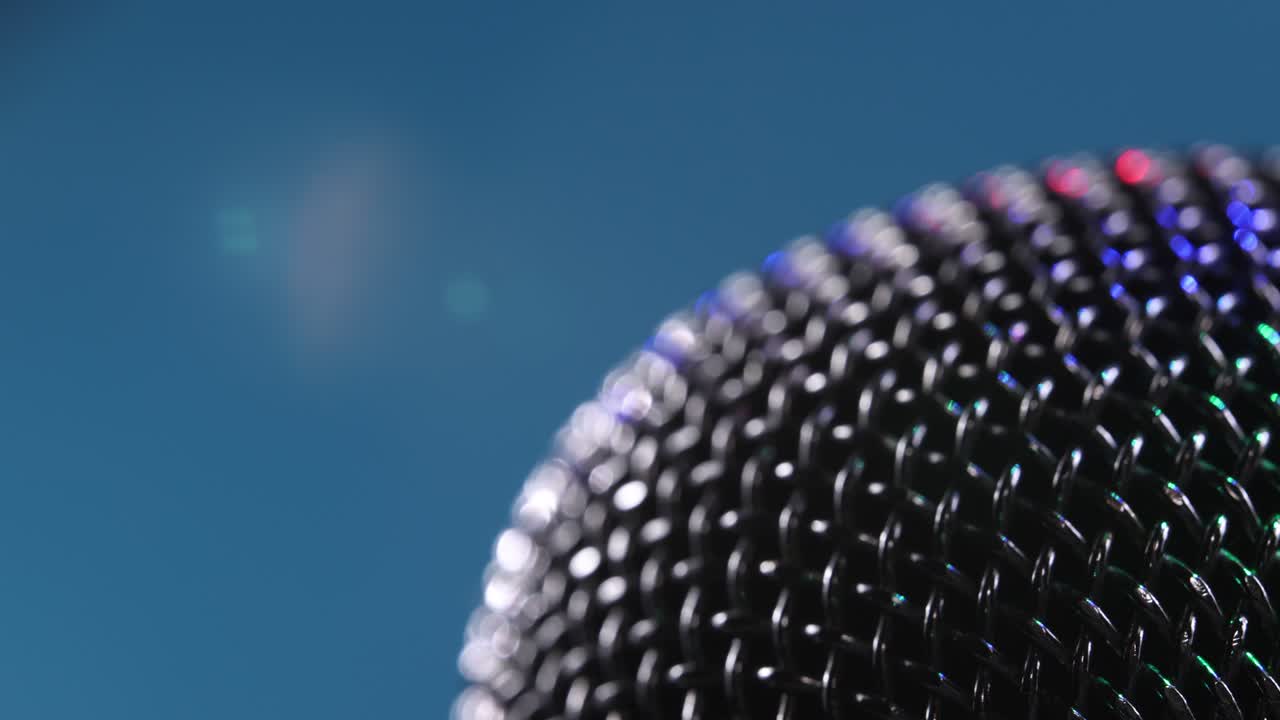 파란색 배경에 있는 마이크