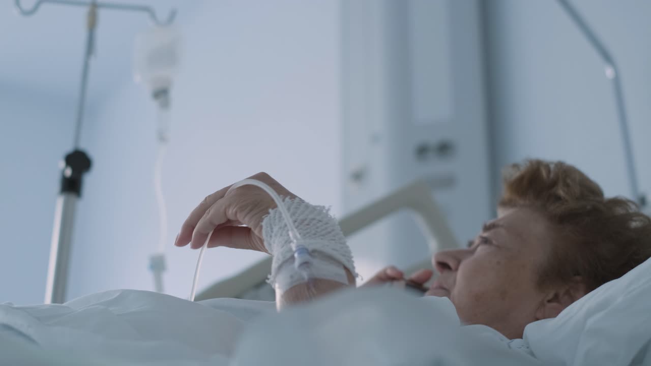 mujer enferma de 80 años acostada en la cama del hospital