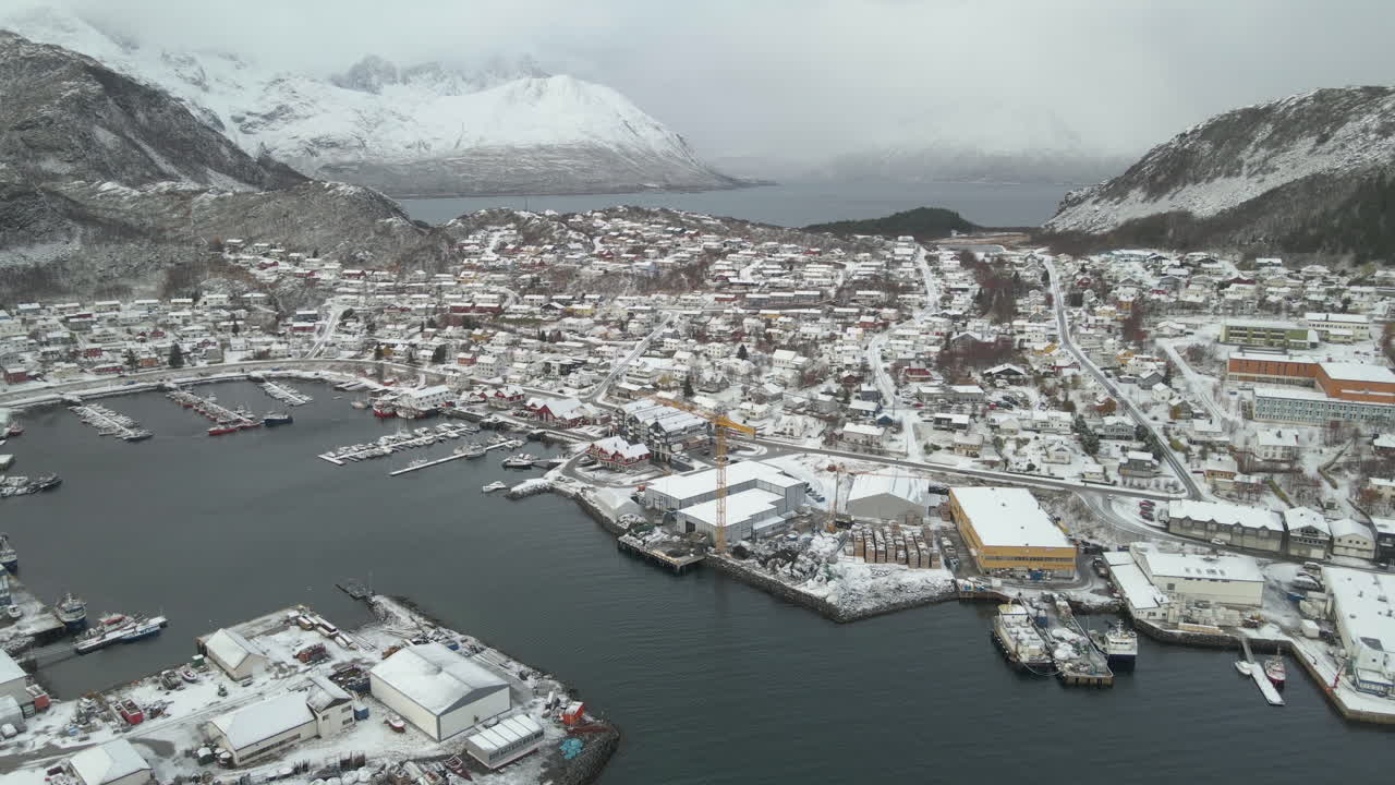 clima invernal helado con nieve sobre el pueblo de skjervoy en el norte de noruega, antena
