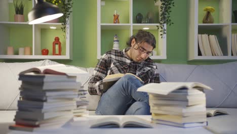 un joven estudiante universitario cansado y somnoliento.