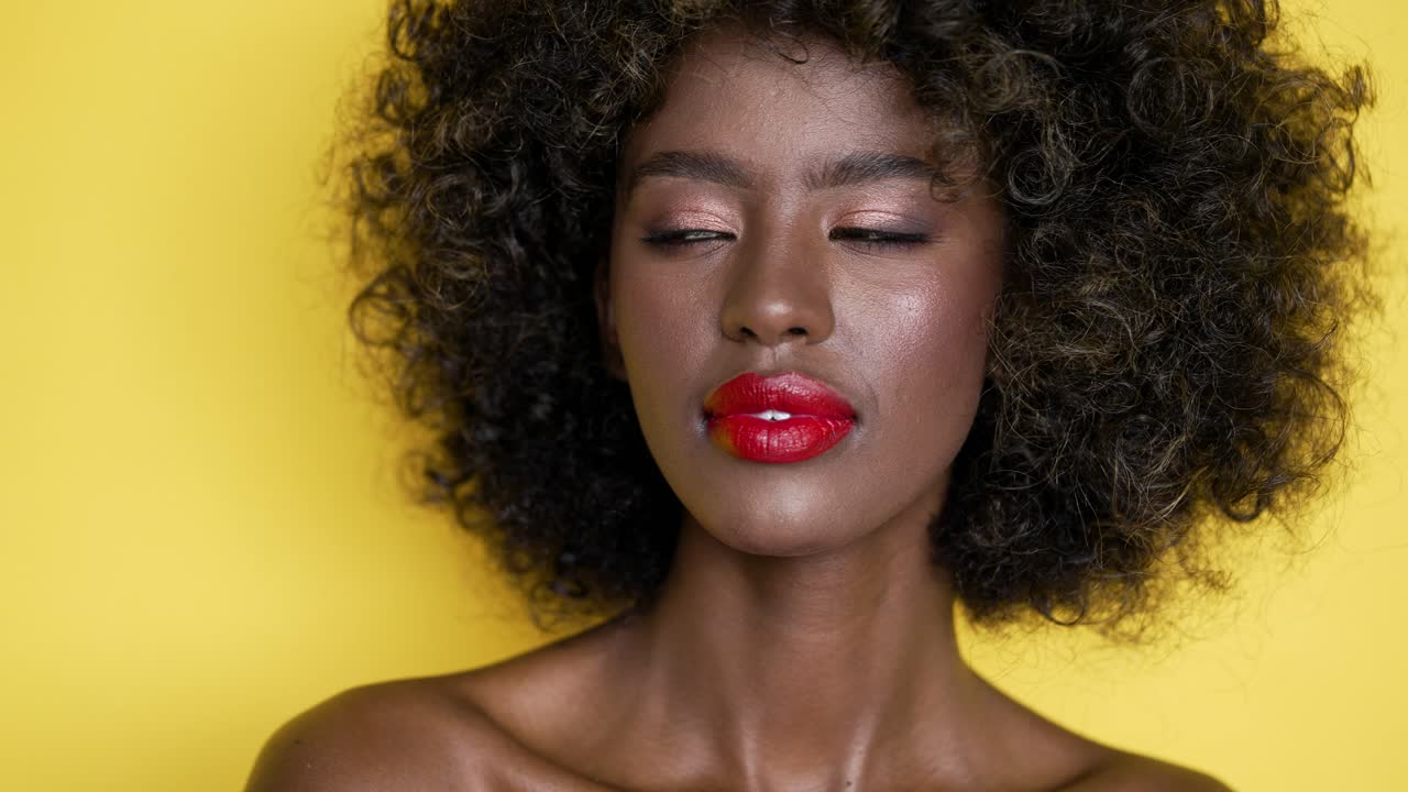 mujer con afro y labios rojos