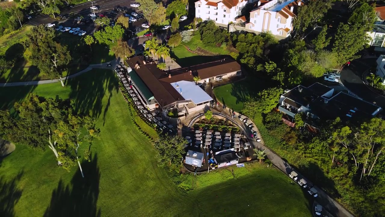 Video aereo con drone che vola a bassa quota su un campo da golf