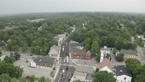 Vuelo-Aéreo-Sobre-Imágenes-De-Drones-En-órbita-En-El-Centro-De-Gorham,-Condado-De-Cumberland-En-Maine,-Estados-Unidos