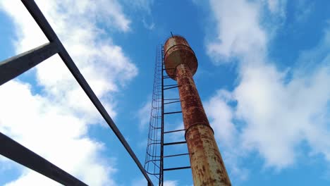 vieja torre de agua soviética oxidada