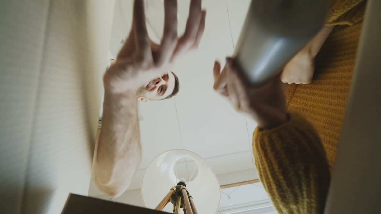 행복 한 부부 가 새로운 집 으로 이사 하는 것