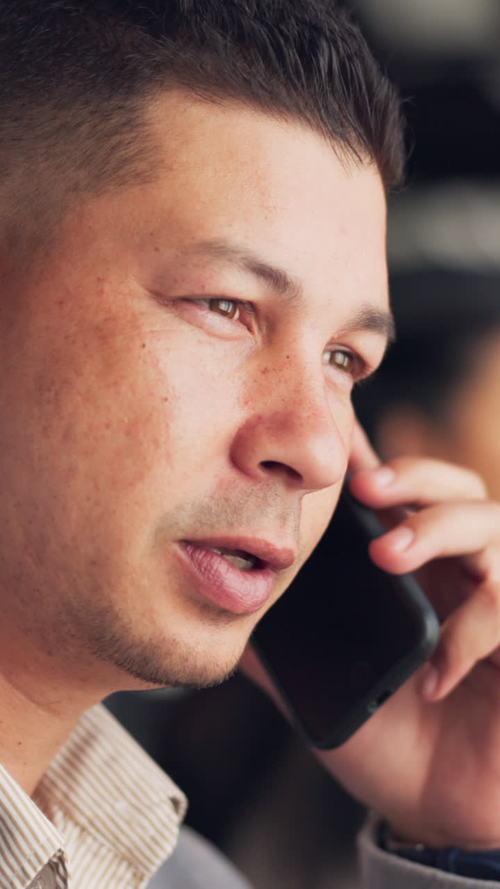 전화로 얘기하는 남자