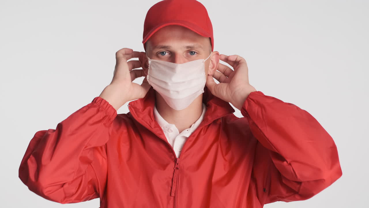 코리어 남자가 얼굴 마스크를 착용하고 있다