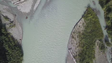 huellas aéreas verticales del río aguas abajo sobre el río limoso bella coola