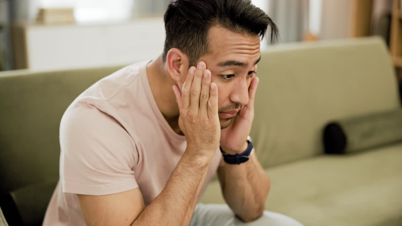 감정적 인 고통 을 겪고 있는 남자