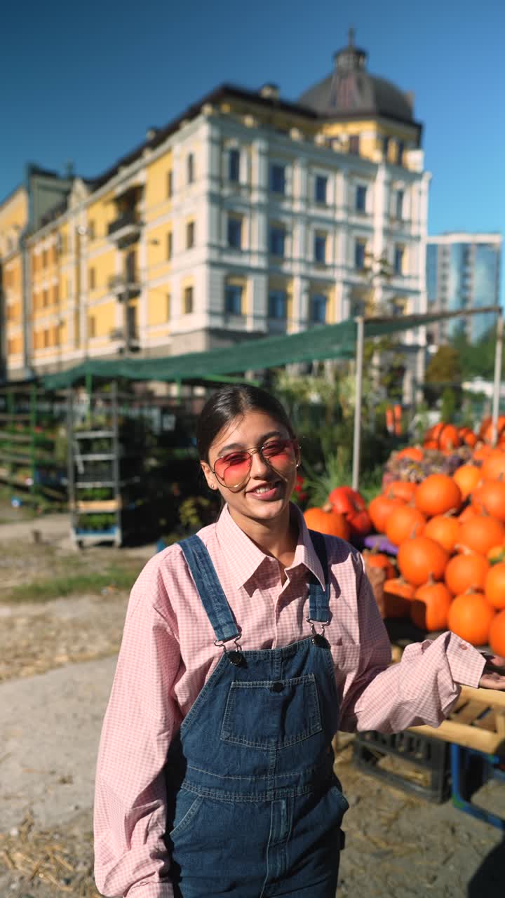 가을 농가 시장 에 있는 젊은 여자