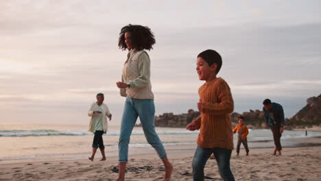 Glücklich,-Laufen-Und-Sonnenuntergang-Mit-Großer-Familie-Am-Strand