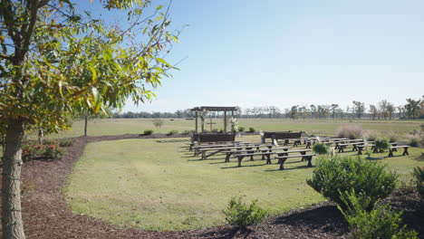 ceremonia de boda en un exuberante campo verde sin gente