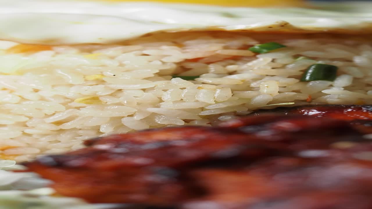 arroz frito con huevo y pollo