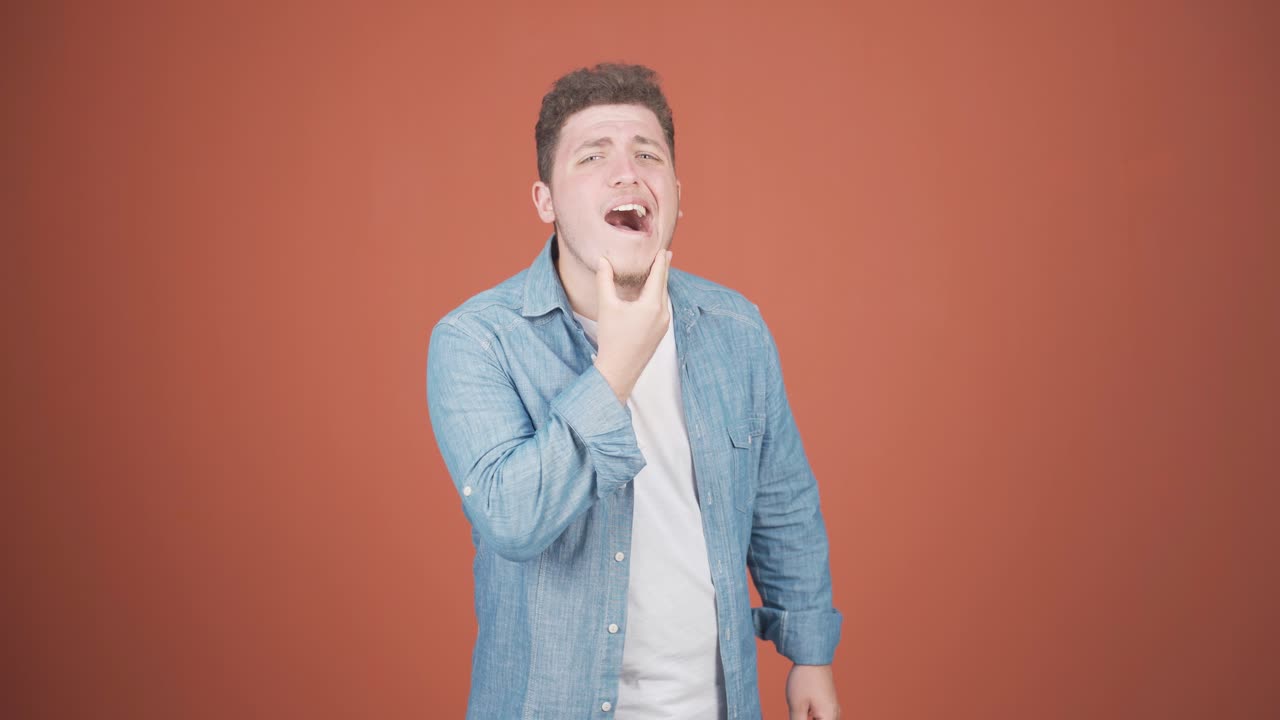 치통이 있는 남자.