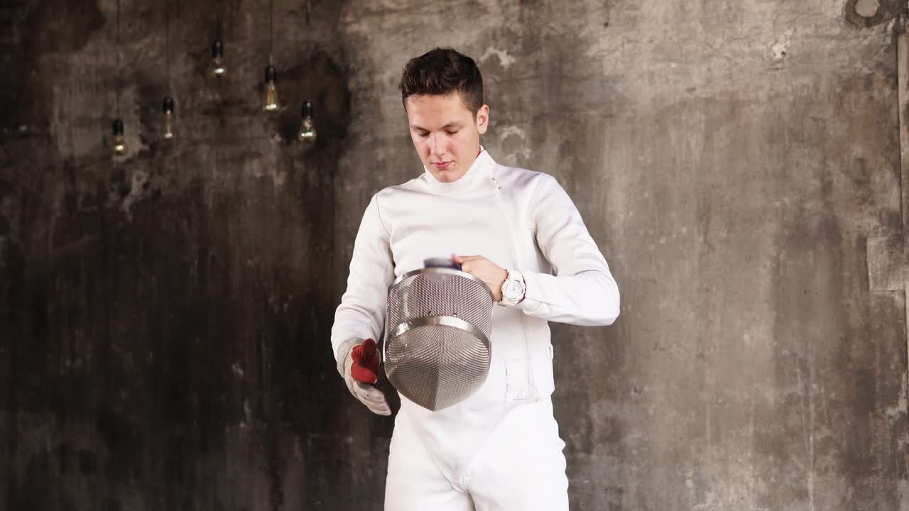 フェンサーがマスクと装備を着る