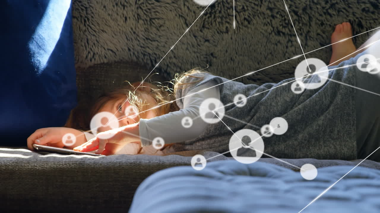 소파에 누워있는 동안 스마트폰을 사용하는 백인 소녀에 대한 라인과 연결되는 프로필 아이콘