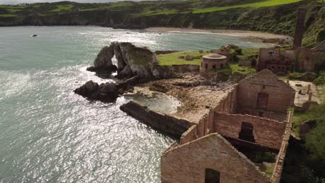 Porth-Wen-Vista-Aérea-De-Pájaro-Abandonada-Fábrica-De-Ladrillo-Industrial-Victoriana-Permanece-En-Anglesey-Costa-Erosionada