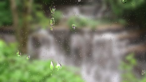 Gota-De-Lluvia-En-Las-Ventanas,-Con-Agua-De-Río-Que-Fluye-Desdibuja-El-Fondo