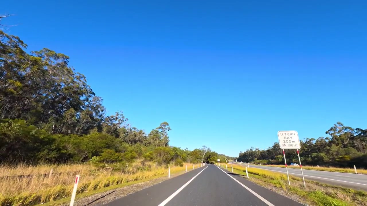 Guidando lungo un'autostrada rurale panoramica in una giornata di sole.