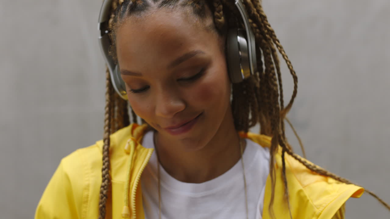 los auriculares la música, la cara de baile