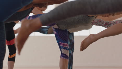 yogales van jonge multi-etnische mensen die krijger beoefenen, genieten van een gezonde levensstijl, oefenen in fitnessstudio groepsmeditatie