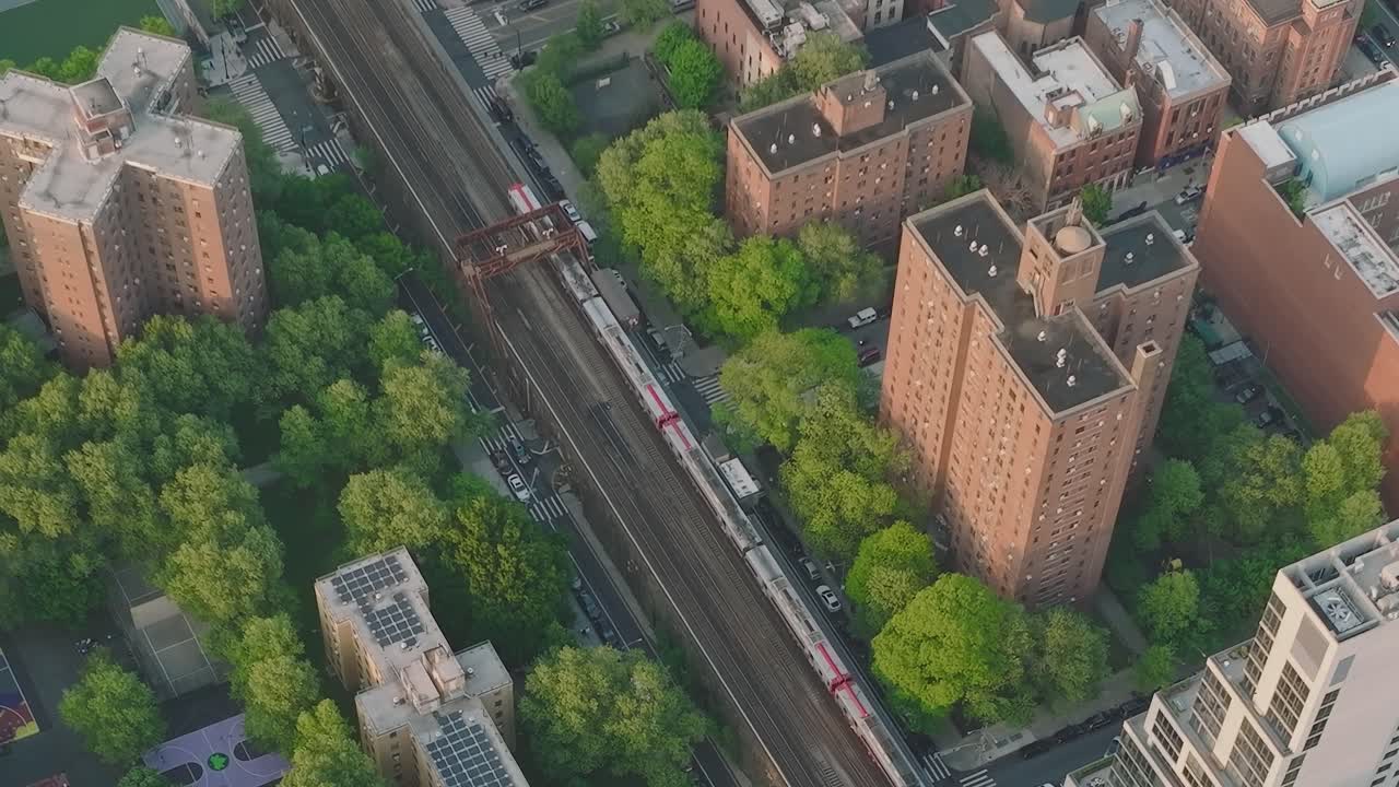 Pohled shora na ostrov Manhattan a zeleň Centrálního parku