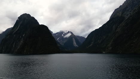 Stimmungsvolle-Drohnenaufnahme-Im-Dramatischen-Milford-Sound,-Fiordland-Nationalpark,-Neuseeland