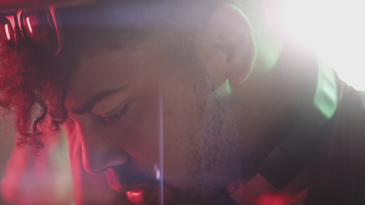 persona en un club nocturno