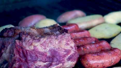 Primer-Plano-De-Carne-A-La-Parrilla-Con-Chorizos,-Tortillas-De-Queso,-Frijoles-Guatemaltecos-Y-Papas-Asadas-Ahumadas-Y-Preparación-Jugosa-Lista-Para-Comer-En-Familia-En-Un-Día-De-Temporada-De-Verano-[hd1920-X-1080]-Fps-29