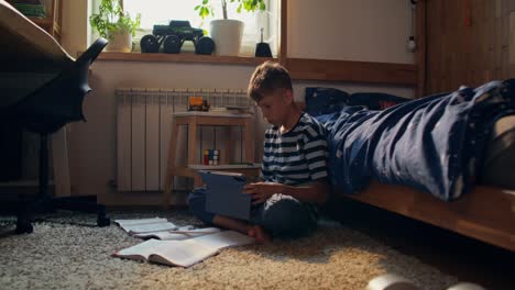 niño estudiando en casa
